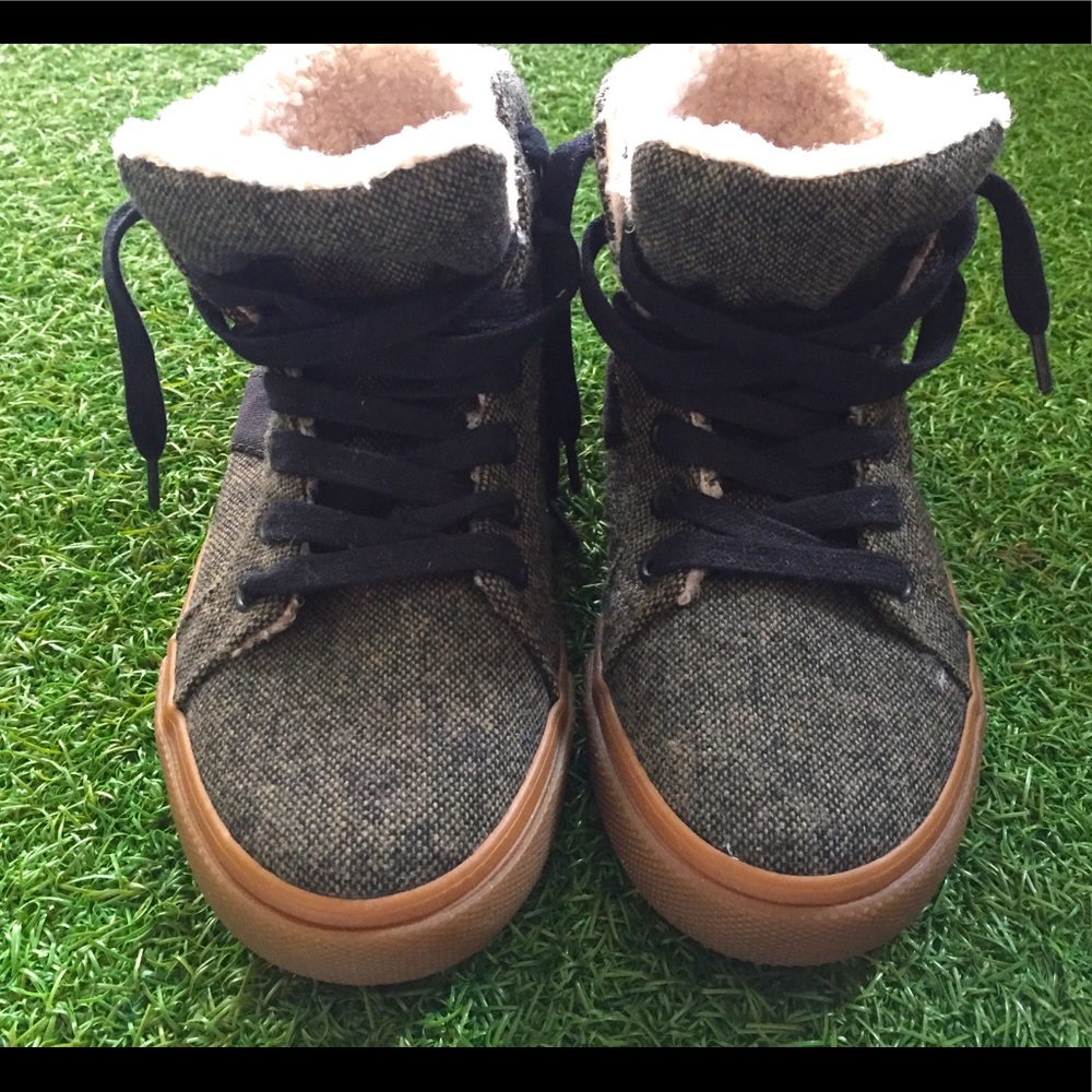 NWOT boys sz 1 Sherpa fleece Hi-top sneaker tweed